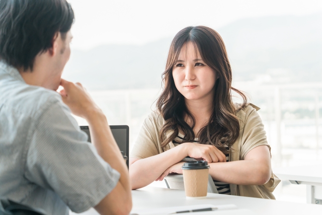 向き合って会話をしている男女