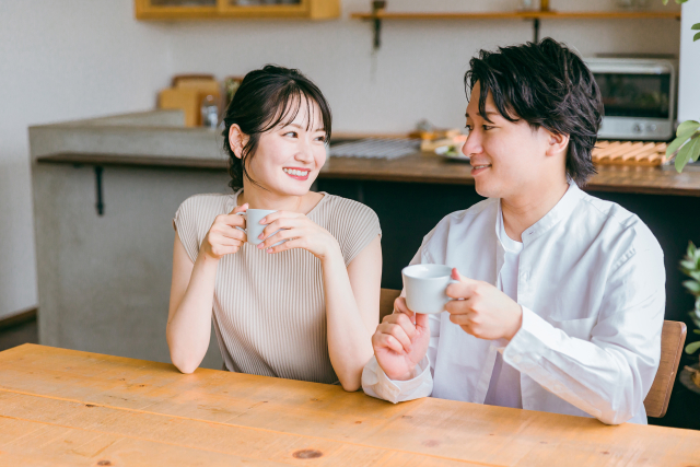 カフェで飲み物を飲みながら会話を楽しむカップル