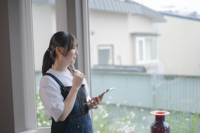 カフェでメニューを取りながら悩んだ表情の女性