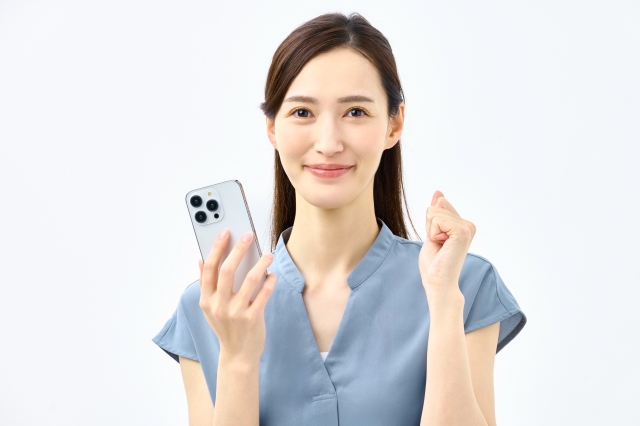 スマホをもつ女性