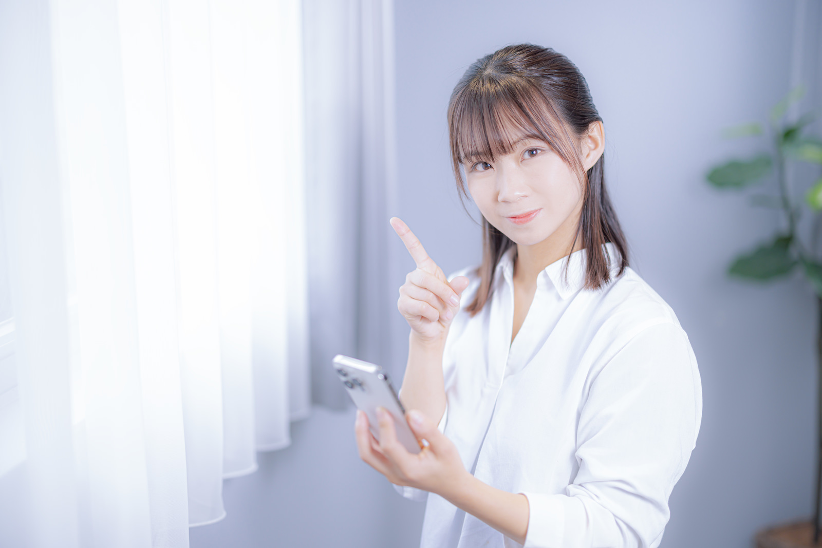 スマホを持つ女性